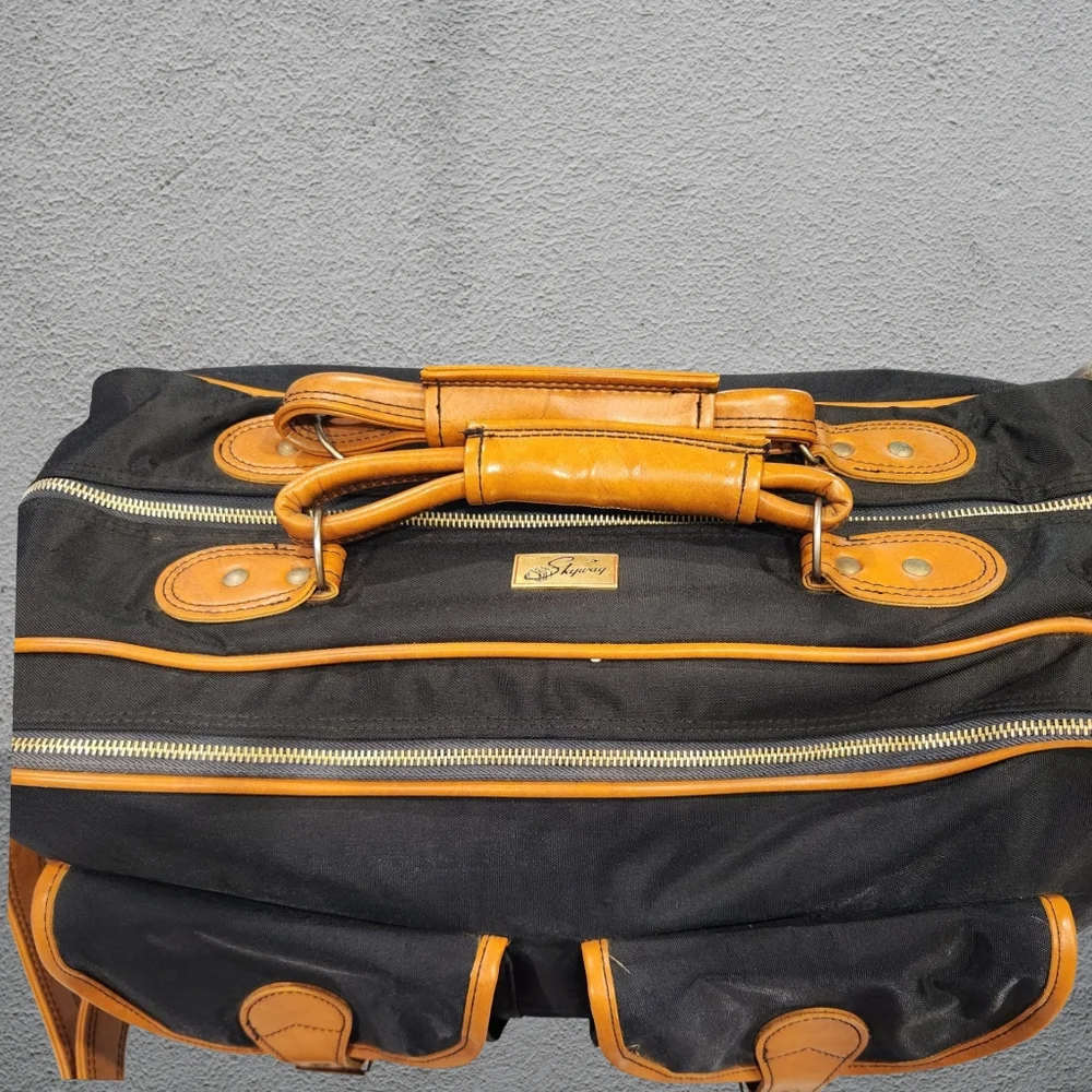 Vintage Skyway Nylon‎ Carry On Shoulder Weekender Luggage Bag 18 L X 12 H